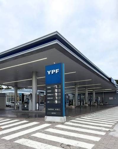 Estación de servicio con playa de surtidores