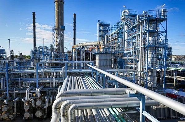 Torres y cañerías de una refinería de petróleo