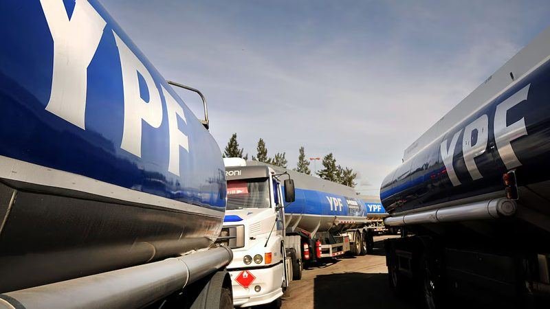 Camión cisterna de transporte de combustible